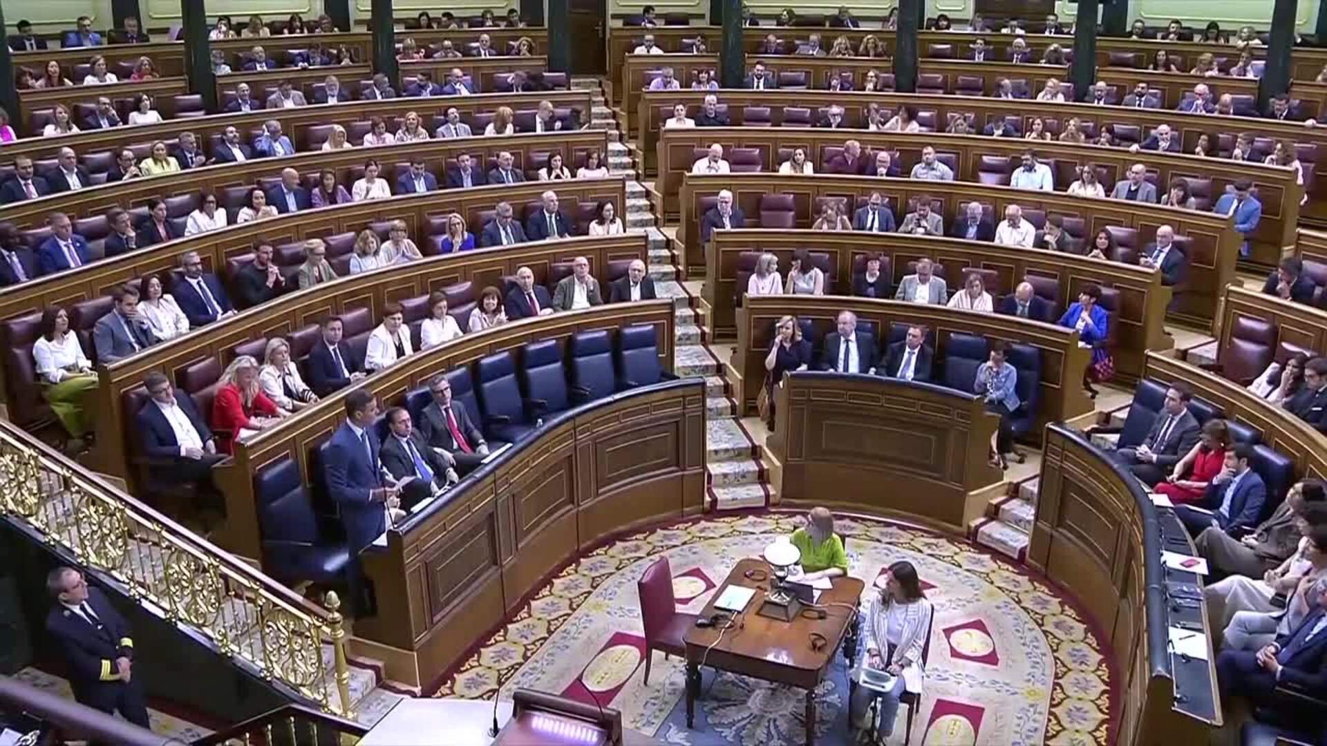 Abascal se va del pleno sin escuchar la respuesta de Sánchez y éste le afea "falta de respeto"