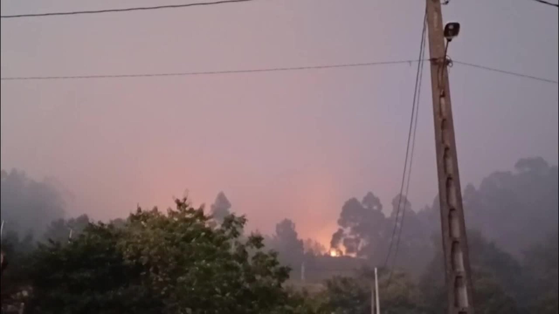 Un incendio entre Pontevedra y Marín deja sin servicio a 247 clientes de Naturgy
