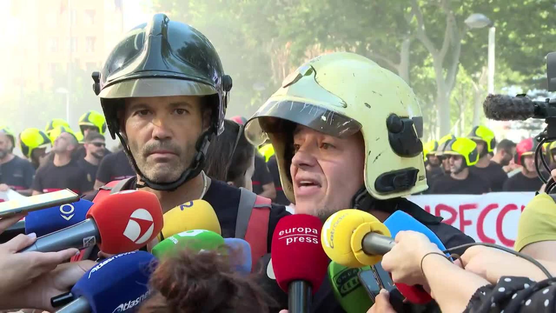 Bomberos se concentran al grito de 'Mompó dimisión': "No estamos preparados para otra dana"