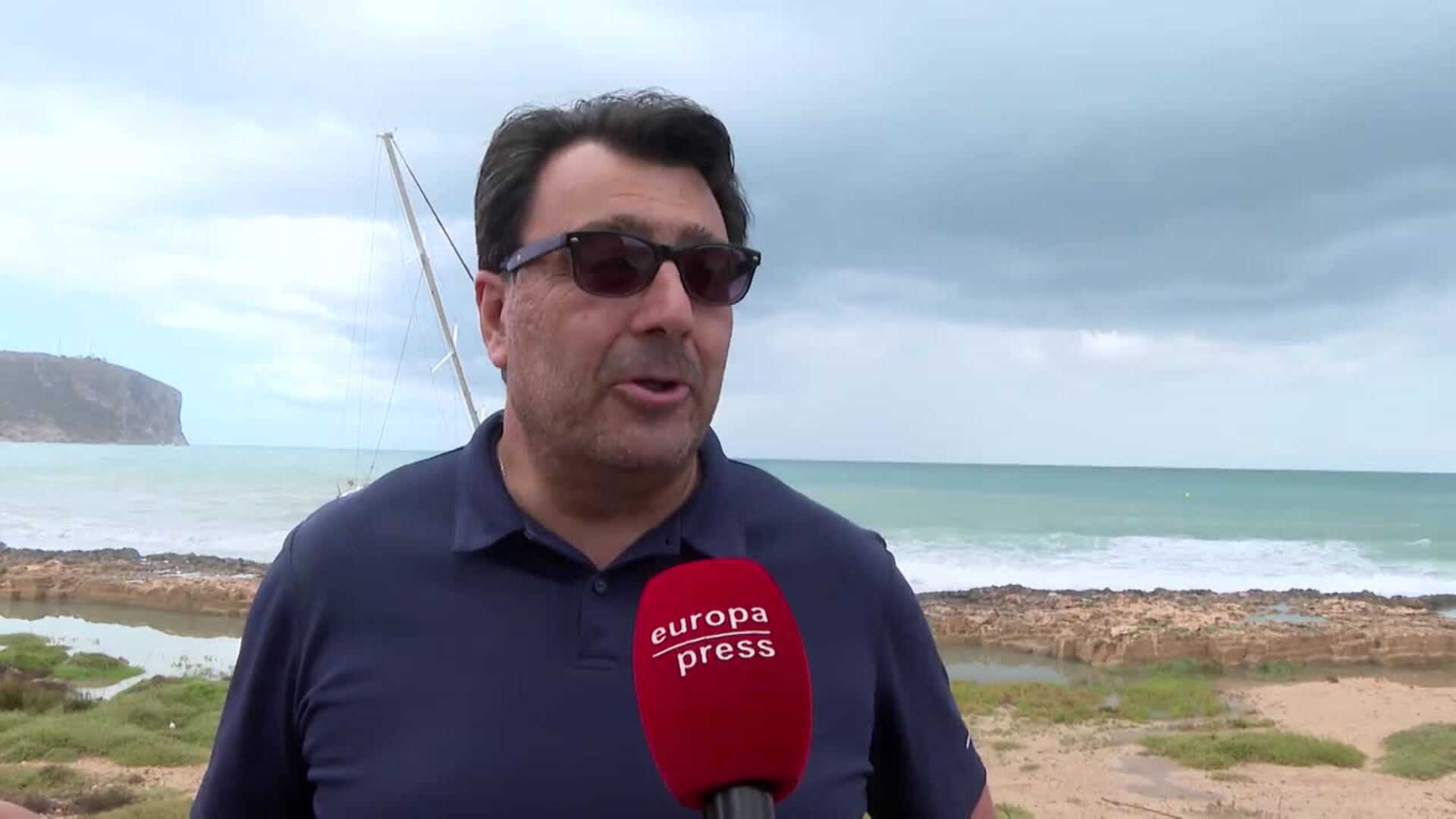 Encallado un velero en Jávea (Alicante): "Es como una atracción turística"