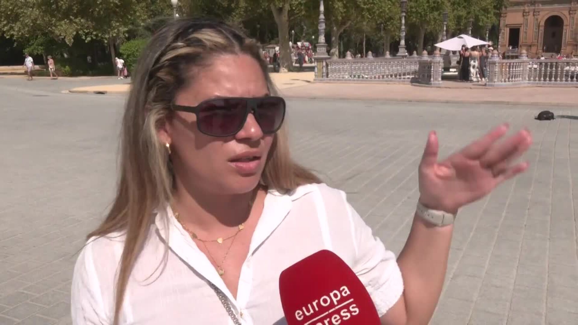 Turistas en Sevilla afrontan la ola de calor "yendo por la sombra" y "con mucha agua"