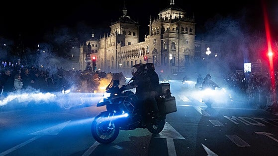 La noche de Pingüinos arde en antorchas para honrar a los motoristas fallecidos