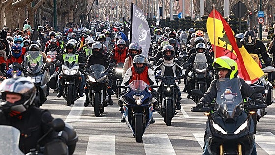 El buen tiempo desborda Valladolid con un desfile de banderas multitudinario