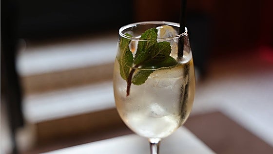 Hugo Spritz, el cóctel de moda que acerca la esencia italiana al centro de Valladolid