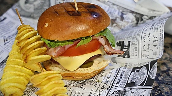 La Farola huele a parrilla: el bar donde las hamburguesas no se pierden en artificios