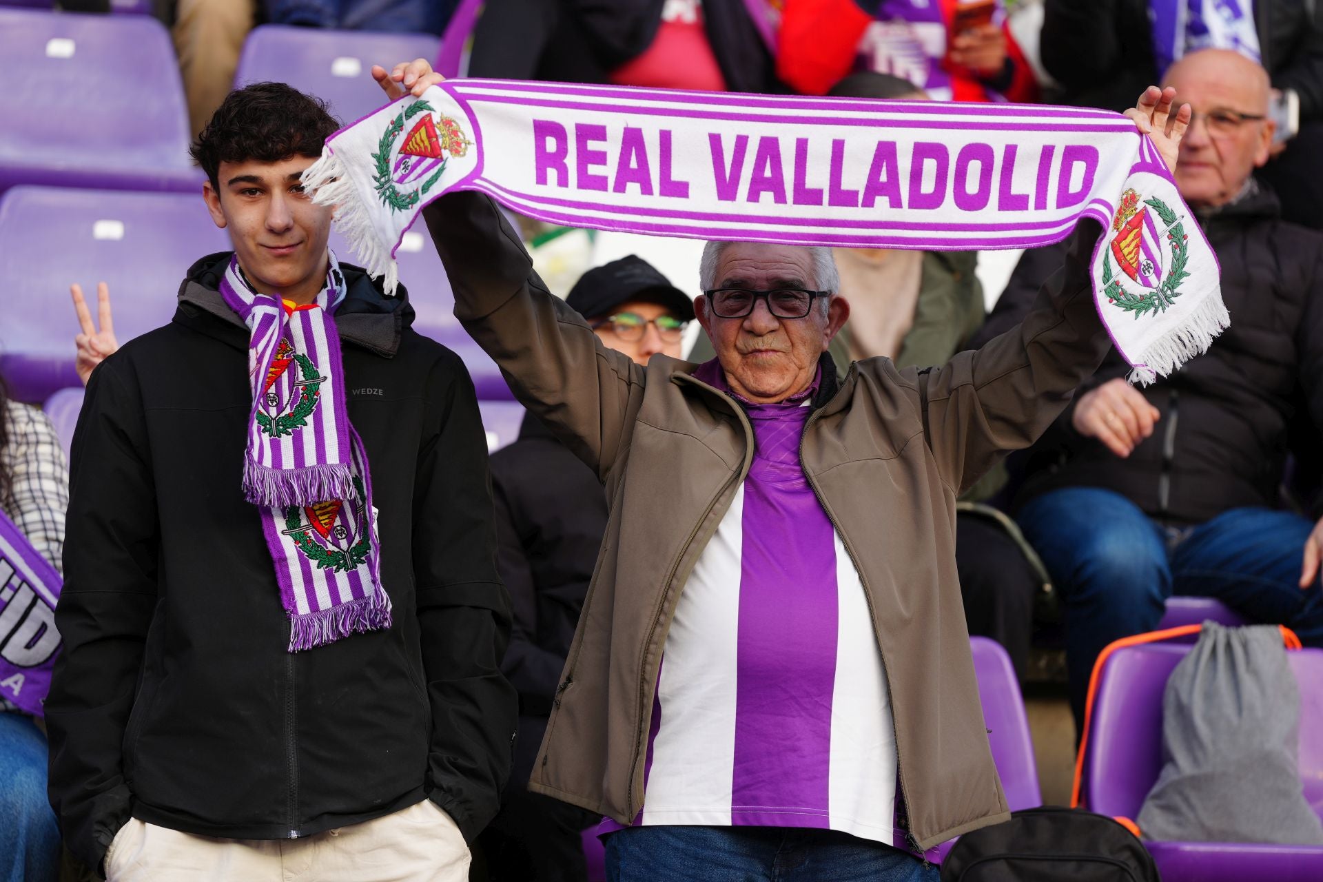 Búscate en la grada en el partido entre el Real Valladolid y la SD ...