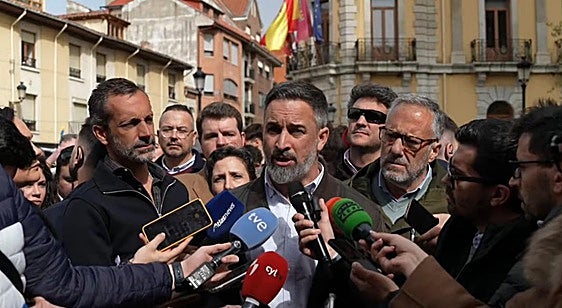 Abascal carga en La Bañeza contra todos: del «ayatolá» Pedro Sánchez a un Mañueco que «compra votos con migajas»