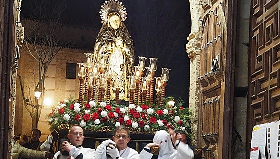 Oscuridad, recogimiento y silencio: la solemnidad de la Semana Santa en la localidad de Ampudia