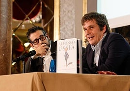 Julio Valdeón y Alfonso J. Ussía durante la resentación de su libro 'Alfonso Ussía. La escritura indomable' el pasado mes de noviembre en el hotel Wellington de Madrid.