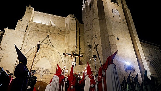 Seis pasos en la calle para rezar el Santo Vía Crucis en la plaza de la Inmaculada