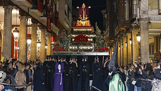 Los cofrades alzan los brazos para elevar el Lignum Crucis entre la emoción de toda Palencia