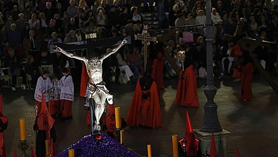 Viernes Santo para el recuerdo con un lleno nunca visto en la Plaza Mayor
