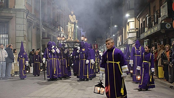 Entre luz tenue y silencio, la Vera Cruz recorre las calles de Medina del Campo