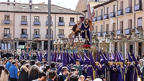 Los Nazarenos llenan Palencia de corazones morados