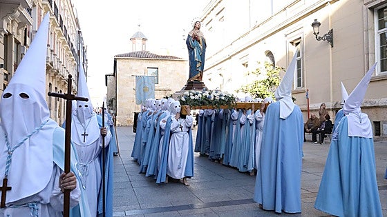 La procesión de las vírgenes se vive de forma multitudinaria en Palencia