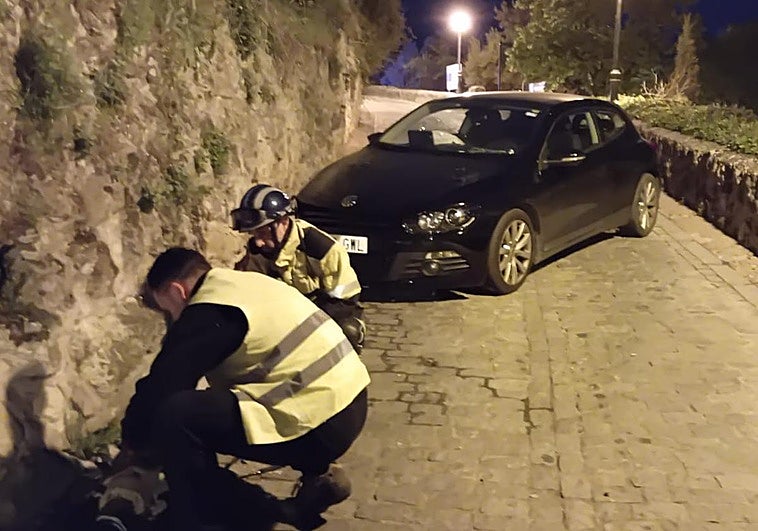 Un coche se estrella contra un poste de la luz en las inmediaciones del Alcázar