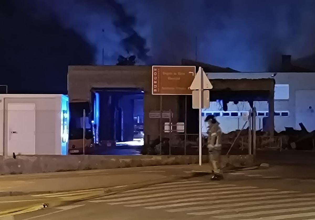 Esqueleto de autobús calcinado