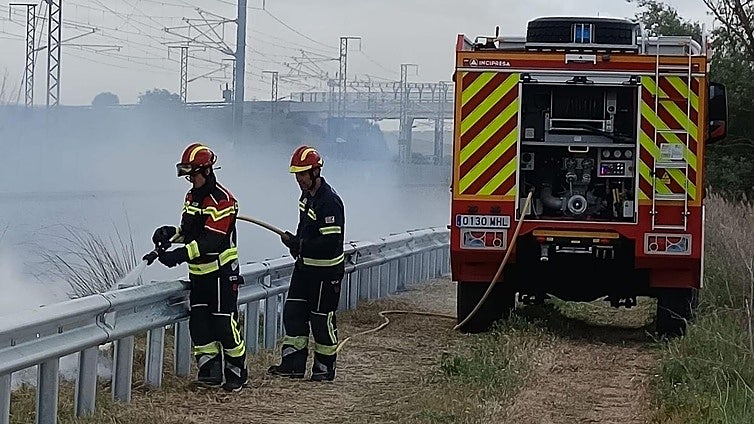 Bomberos de la Diputación de Zamora sofocan un incendio próximo al trazado del AVE