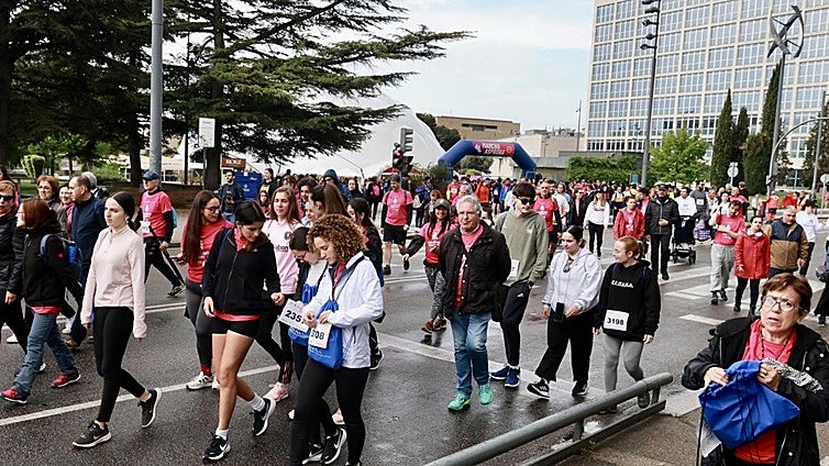 22 kilómetros para tejer amistades hiladas por la solidaridad: «No solamente haces la marcha por ti sino por ayudar»