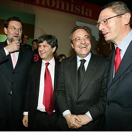 Con Rajoy, Pérez y Ruiz-Gallardón en un acto el día después de asumir la presidencia del Real Madrid, el 28 de febrero de 2006.