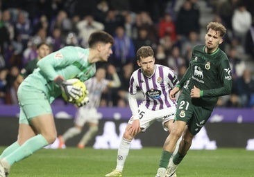El blanquivioleta Vegard Erlien resopla ante Pablo Ramón durante el Real Valladolid-Racing de la primera vuelta en Zorrilla