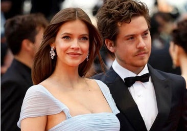 Barbara Palvin junto al actor Dylan Sprouse.