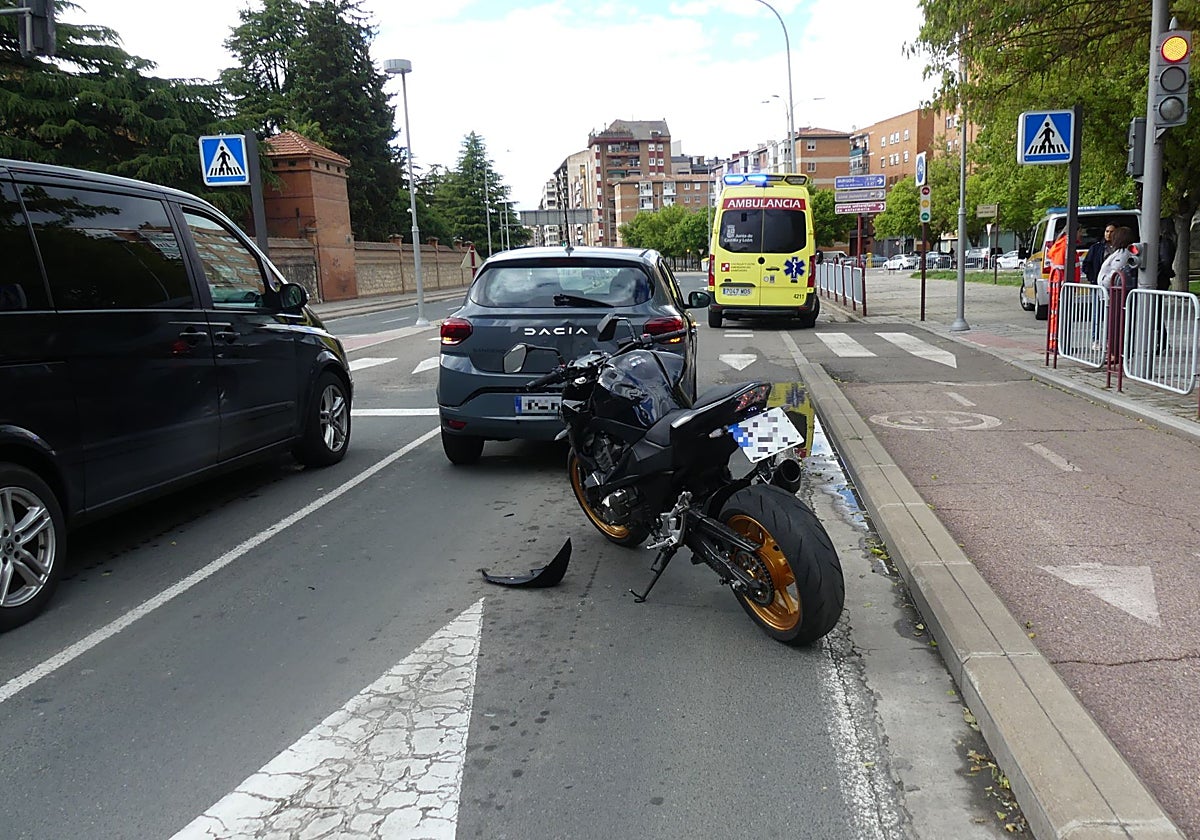 Un motorista circula sin casco, ebrio y drogado, y choca con un coche ...