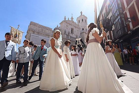 Los niños de Primera Comunión rememoran el Corpus Christi en las calles de Valladolid