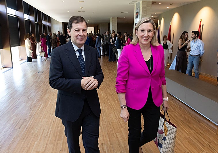 Imagen principal - Mañueco junto a Isabel Blanco, con su esposa Fina y su suegra, y con el senador Javier Maroto.