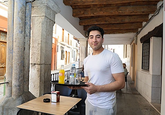 Los inmigrantes toman las barras y cocinas de Peñafiel: «En verano vienen muchos turistas y aquí faltan bares»