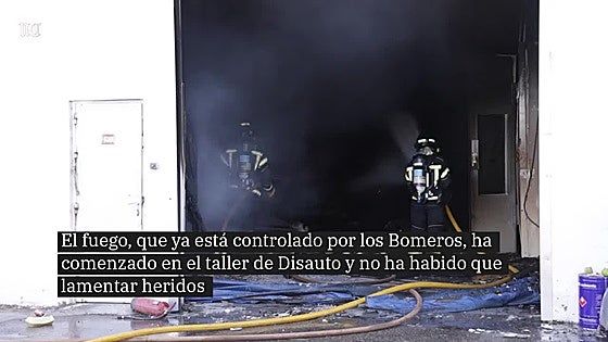 Las llamas devoran parte del concesionario de Peugot de la avenida de Gijón