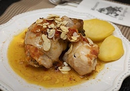 Pollo estofado al estilo sefardí con canela y almendra tostada.