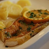 Salmón a la naranja con patatas panaderas.