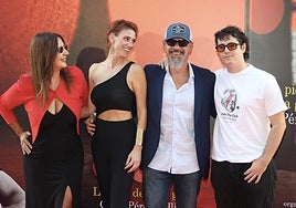 El escritor César Pérez Gellida, rodeado de personalidades del mundo de la Cultura en la presentación de su nuevo libro en Valladolid.