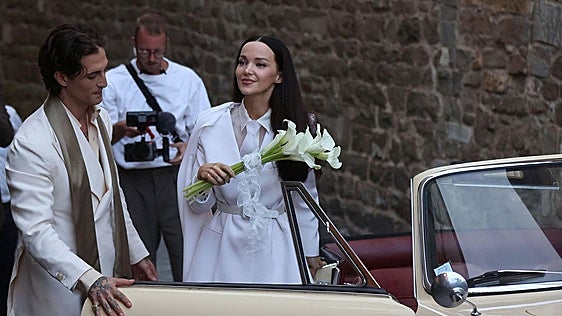 Sin vestido de novia y con looks combinados, así fue la boda de Damiano David y Dove Cameron en la Toscana