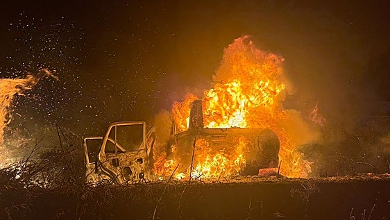 Tres personas escapan con quemaduras tras incendiarse su coche en Salamanca en un accidente