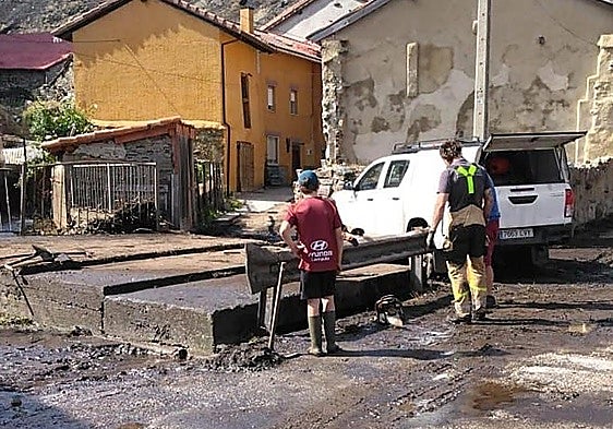 Una riada de barro y cenizas barre de negro el pueblo de Portilla de la Reina