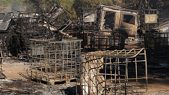 El virulento incendio junto a San Agustín devora «miles de kilos» de madera, naves y vehículos