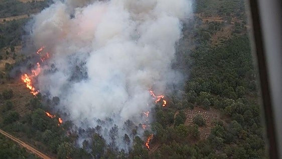 Confinan Zacos y se corta la línea de tren A Coruña-León por un incendio de nivel 2 en Porqueros