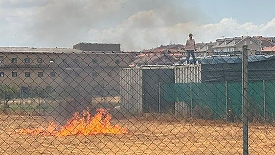 Declaran nivel 2 de peligrosidad en el incendio que amenaza a la localidad leonesa de Navatejera