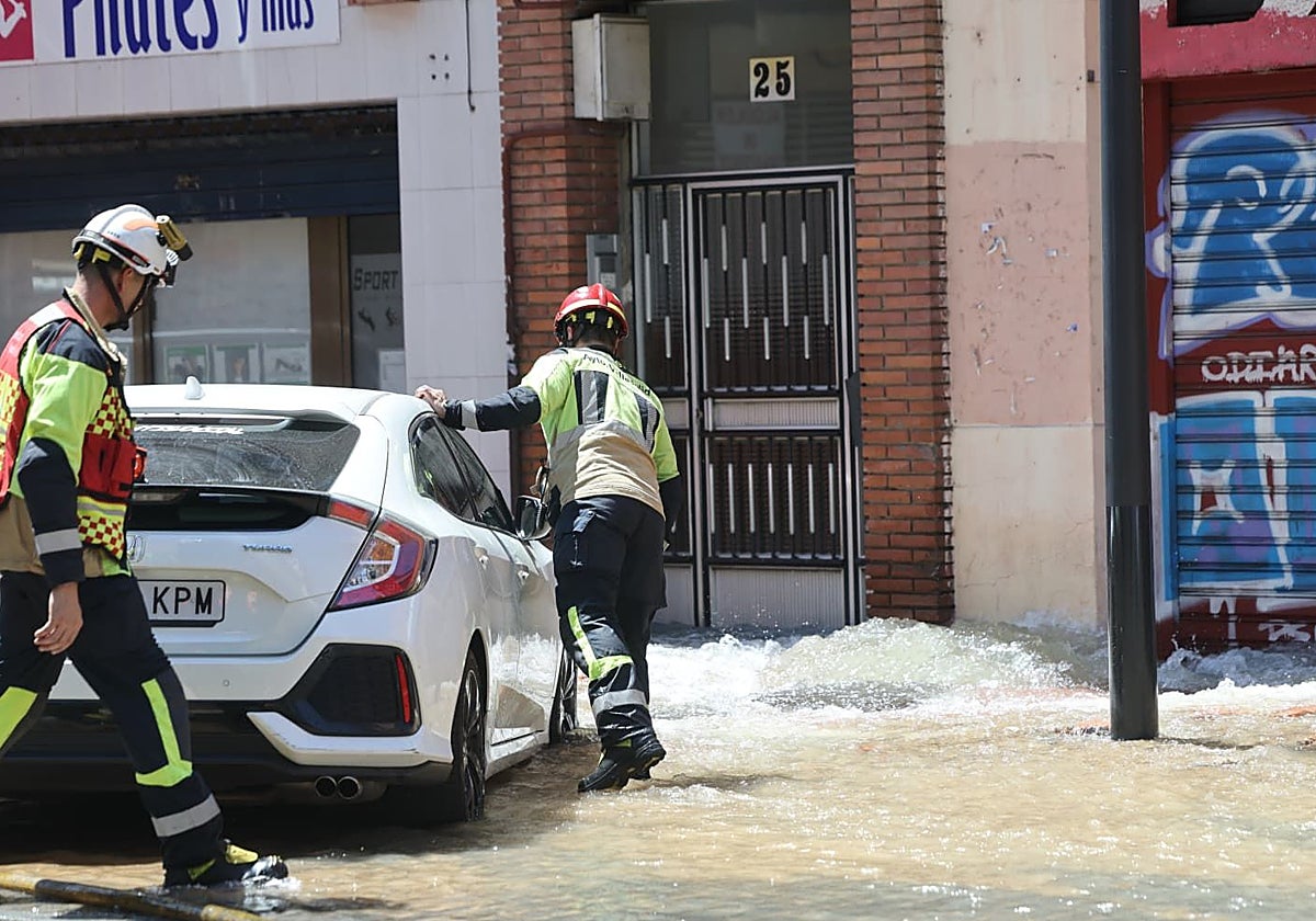 Un reventón anega negocios y trasteros de dos calles de La Rondilla | El Norte de Castilla