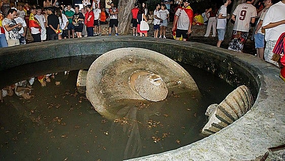 Preocupación por la evolución del segundo herido en una fuente de Salamanca durante la celebración del Mundial