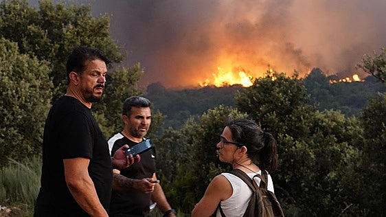 León revive su peor pesadilla: 115 vecinos evacuados y fuego sin control en el incendio de Castropodame