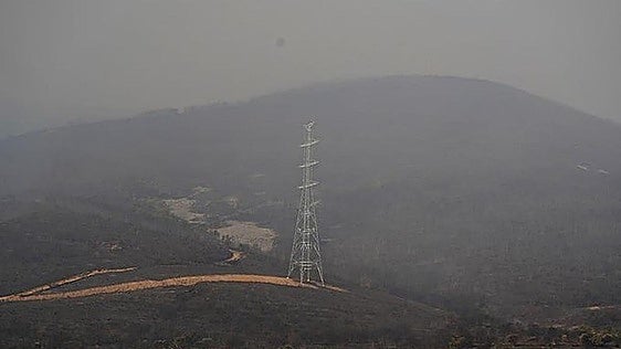 Castropodame «no corre peligro» ante la evolución favorable del incendio que mantiene desalojados dos pueblos