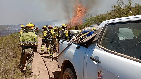 Lucha para proteger los municipios leoneses de Folloso y Rosales en un incendio con evolución «favorable»