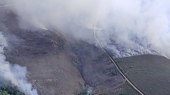 Evacúan tres pueblos de Omaña tras descontrolarse el incendio de Valdesamario que amenaza la reserva de la biosfera