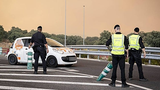 El incendio de Ávila mantiene cortada la CL-505 en Las Navas sentido Madrid y otros 14 tramos de carretera