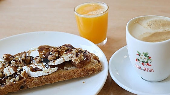 Tostas y repostería de obrador: el secreto de Flor con fresas para activar las mañanas entre Pajarillos y La Pilarica