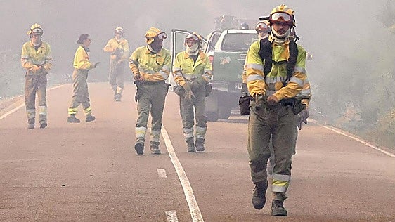 Los vecinos de Omaña vuelven a casa tras dormir 12 personas en Riello y rebajarse la gravedad del incendio