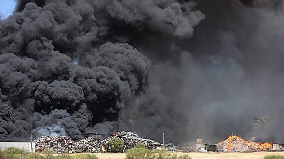El humo de la nube tóxica retiene a los vecinos de Roales en sus casas: «Se oyen explosiones todo el rato»